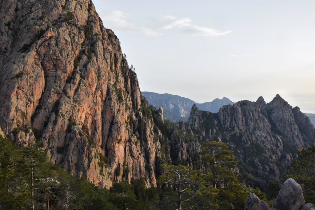 Explore à Perte de Vue. Blog d'itinéraires de trek et randonnée et conseil voyage. Randonnée au refuge de Paliri et la Punta Tafunata di Paliri en Corse du Sud à Bavella.