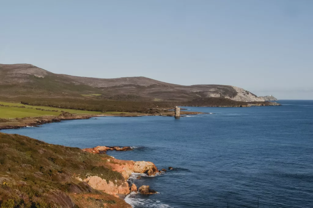 Tour Santa Maria dans son milieu naturel, site emblématique du Cap Corse sur le Sentier des Douaniers
