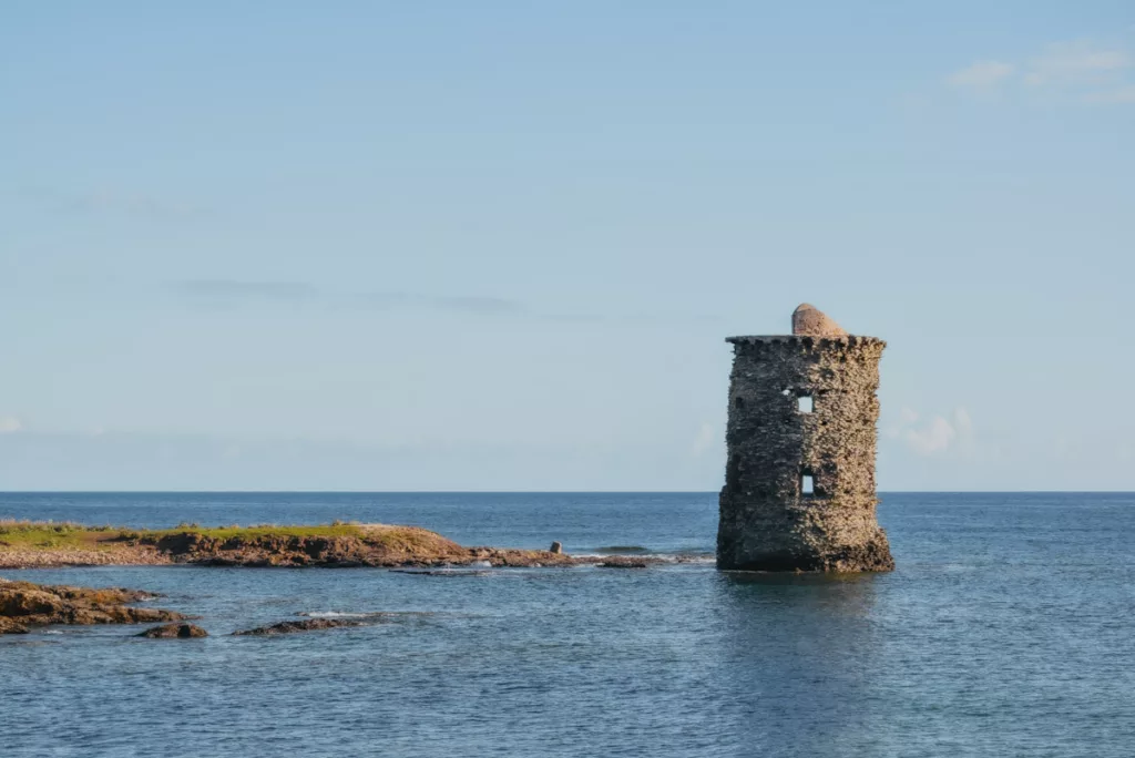 Tour Santa Maria les pieds dans l’eau au Cap Corse, étape emblématique du Sentier des Douaniers