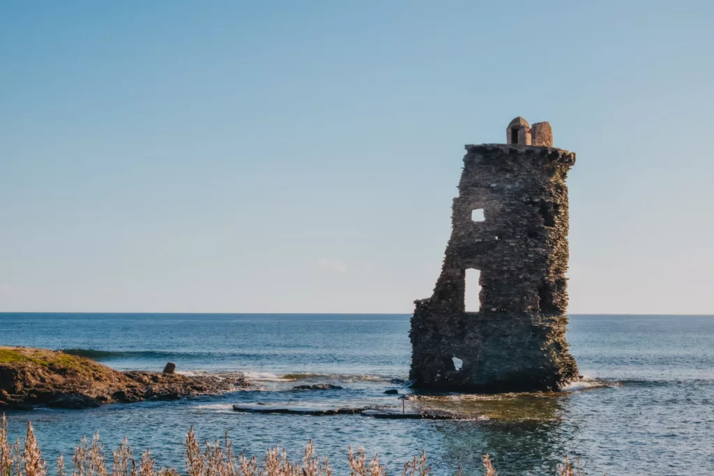 Patrimoine corse avec la tour Santa Maria les pieds dans l’eau, randonnée sur le Sentier des Douaniers