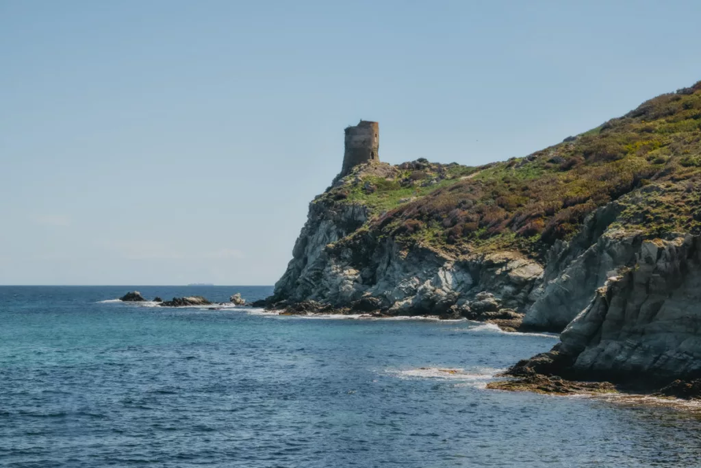 Tour d’Agnello perchée sur un éperon rocheux au Cap Corse, étape du Sentier des Douaniers en randonnée