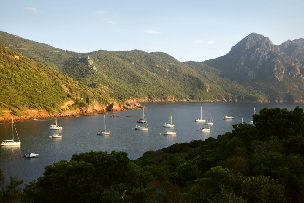 Randonnée en Corse-du-Sud à Girolata : chemin du facteur. Explore à Perte de vue, blog itinéraires treks et randonnées.