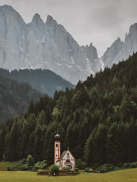 Trek de 7 jours les Dolomites en Italie : conseils, itinéraires, recommandations et photos pour réaliser un trek dans les Dolomites en Italie. Chapelle St Johan à Ranui