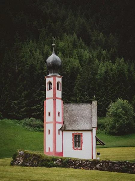 Trek de 7 jours les Dolomites en Italie : conseils, itinéraires, recommandations et photos pour réaliser un trek dans les Dolomites en Italie.  Chapelle St Johan à Ranui