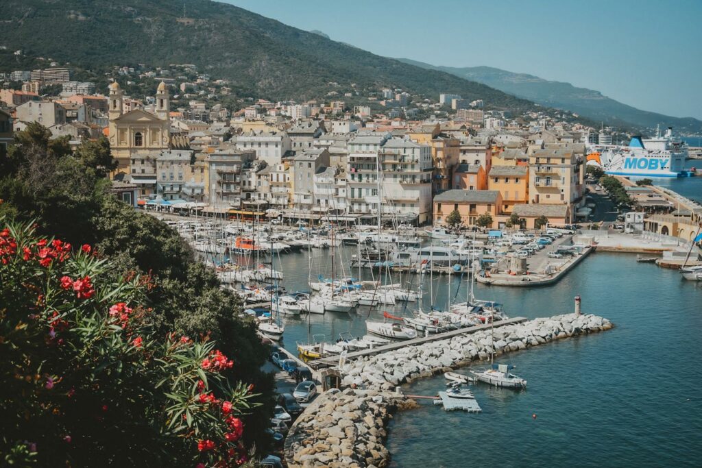 Visite de Bastia en Haute-Corse. Que voir, que faire à Bastia ? Explore à Perte de Vue itinéraire de randonnée et de trek, voyage.