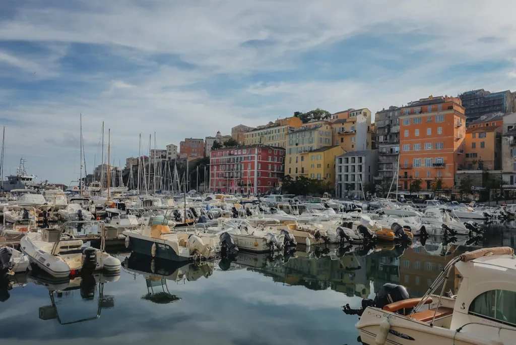 Vieux port de Bastia, maisons colorées et bateaux sur le vieux port de Bastia en Corse, guide pour visiter Bastia.