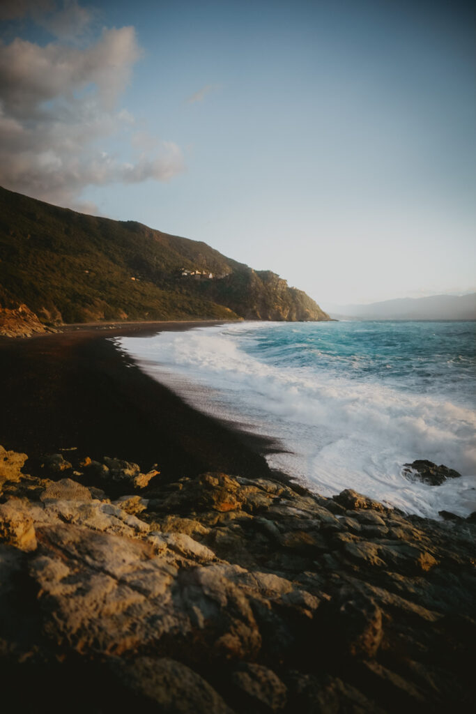 Randonnée à Nonza en Haute-Corse. Explore à Perte de Vue itinéraire de randonnée et de trek, voyage.