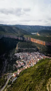 Chulilla 🧗🏻♀️
Ce petit village aux maisons blanches et très reputé pour ses énormes falaises d'escalade mais c'est aussi une magnifique destination pour les amateurs de beaux paysages !
Que faire à Chulilla :
🏘️ Se perdre dans les minuscules ruelles et monter au château qui domine le village. Pour les plus courageux, le mirador de la Muela offre le plus beau point de vue.
🥾 Randonner sur la Ruta de la Pantaneros : ce sentier parcours les gorges de la Turia en passant par des passerelles suspendues.
🧗🏻♀️ Grimper sur l'un des 40 secteurs d'escalade. Nous avons choisis le secteur la Peneta, bien exposé et rapide d'accès depuis le village.
🏕️ Plusieurs spots pour dormir en van autour du village. Attention, il y a beaucoup de monde même en hiver (principalement des grimpeurs).
Tu connaissais ce village ? 🤩
#roadtrip #espagne #valencia #chulilla #escalade