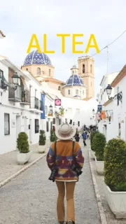 La « Perle de la Costa Blanca ». 🧿
Altea est l'une des villes les plus charmantes et les plus photographiées d'Espagne. Située dans la province d'Alicante, elle se distingue par son atmosphère particulière, ses maisons d'un blanc éclatant et le dôme de l'église en céramique bleue.
On vous garde au chaud nos plus belles images de la ville.
Venez découvrir nos endroits préférés en Espagne !
#spain🇪🇸 #altea #voyage #cityphotography