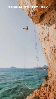 Notre plus belle grande voie en Espagne 🧗🏻♀️
Au début de notre road trip on a choisi ce chouette décor pour grimper : la montagne Serra de Toix (Costa Blanca).
Le secteur choisi possède de "petites grandes-voies" au dessus de la mer. Elles sont toutes courtes, donc on peut en enchaîner plusieurs !
Nous avons opté pour Magical Mystery Tour, un incontournable : l'ambiance est directement au rendez-vous avec ce rappel de 50 mètres en fil d'araignée !
Ça nous a vraiment plu, mais ce genre de rappel est toujours assez impressionnant. Tu l'aurais fait ?
Infos :
📍 Sierra de Toix (Calpe)
🔝 3 longueurs
💪🏻 4 / 5a / 5c
🥾 approche 20 minutes
☀️ sud
🧗🏻♀️ rappel 50 mètres en fil d’araignée
#escalade #espagne #calpe #sierradetoix #costablanca