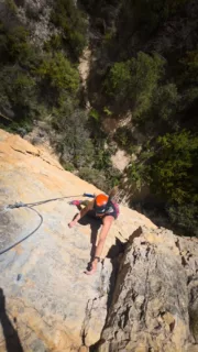 La Via Ferrata Feliz Navidad (K6) ☠️ en Espagne : c’est un parcours extrêmement physique en Espagne qui est réputé comme le plus dur du pays. C’est une Via Ferrata difficile, et de référence pour le niveau K6. ⚠️ C’est du sérieux, de nombreuses chutes ont été référencées dessus... Il faut l'affronter préparé ! (Et prendre une corde pour un rappel si on doute).
🅿️ 42.044164,0.695683
📍 25692 Àger, Lleida, Espagne
➡️ 15 minutes
⬅️ 15 minutes
⌛ 1 heure
💪🏼 K6 il faut être en forme, ça déverse
📏 110 m
☀️ Sud Est
🚷 0 échappatoire
L’accès au Parking 🅿️ est une longue piste carrossable en état moyen/bon.
#viaferrataextreme #viaferrata #escalade #randonnée #sportoutdoor