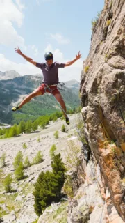 Cet été, on traverse les Alpes à pied et au bout de 11 jours de randonnée, on a décidé de faire une petite pause à @isola2000_officiel pour se ressourcer ! ⛰️

Voici nos recommandations outdoor :

🗺️ Randonnées 

- Lacs de Terre Rouge : 6,5 km / 430m déniv / ~4h00 aller-retour 
- Lacs de Tavels par la Tête de Mercière :
11,8 km / 830m déniv / ~5h30 aller-retour 
- Cime de la Lombarde depuis le col de la Lombarde : 3,2 km / 430m déniv / ~3h00 aller-retour 

🧗🏼‍♀️ Escalade 

- Grande voie à l'aiguilles des Portettes : Le Ciel pour Témoin : TD 6b>6a+ I P1
- Couenne sur la falaise du Levant : 10 voies du 5 au 7a+, accessible en 10min à pied depuis la station. 

👉🏼 Tous les itinéraires et topo d'escalade sont disponibles sur l'application Isolife ! 

🐮 Et après l'effort, un petit tour à la Vacherie d'Isola s'impose ! On trouve ici pleins de bons fromages produits sur place. Miam !

Qui connaît cette station ? 🗻

#viaalpina #mercantour #isola2000 #escalade #randonnee
