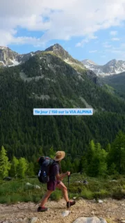 Cela fait 11 jours que nous avons quitté notre quotidien pour rejoindre une aventure qui nous mettra à rude épreuve. 

Il y a 5 mois on a quitté notre appartement, vendu notre voiture et nos meubles. Et pourtant aujourd’hui, nous ne savons pas encore si nous arriverons à finir cette aventure : nous espérons traverser les Alpes à pied en 150 jours (8 pays) tout en grimpant les plus belles parois des Alpes, en gravissant des sommets et en faisant des activités extra ordinaires.

Aujourd’hui déjà, la faim se fait sentir, les corps s’enraidissent et des difficultés sérieuses arrivent dans les jours à venir.

- 15 jours, c’est un chiffre symbolique pour nous : Tenerife, le GR20, le tour du Queyras... absolument tous nos 30 treks déjà réalisés font moins de 15 jours. (Et sont pour la plupart disponibles sur notre blog). 

Nous ne savons pas comment ou si nos corps vont s’adapter, si nous allons tenir. Ce qui est sûr, c’est que d’ici quelques jours nous devrons passer par des cols encore enneigés à plus de 2700 mètres d’altitude... et nous ne pouvions pas emporter de crampons avec nous... 

#randonnée #viaalpina #mercantour #trek #outdoor