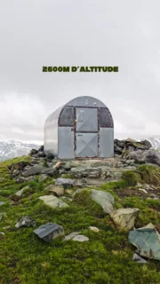 Tu veux fuir les fortes chaleurs de l'été ?
On a trouvé une cabane en altitude qui devrait te plaire ! 🤩
🗻 Massif : Chambeyron
👫 Nombre de places : 2
⛰️ Altitude : 2600m
🥾 Accès le plus rapide : 4h00
🪑 Équipement : 2 bancs (bat-flanc), fenêtre
🚰 Eau à proximité : non
📍 Bivacco Due Valli, Piémont (Italie)
👉🏼 Rdv sur @explore_a_perte_de_vue pour découvrir les plus beaux spots de bivouac des Alpes !
#bivouac #cabane #randonnée #mercantour #argentera