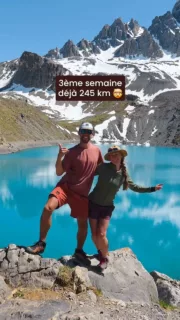 Troisième semaine d'aventure ! (Partie 2) ❄️
20 jours sur la Via Alpina et déjà 245 km de parcourus ! 😮
On continue notre découverte du Piémont avant de repasser en France avec une arrivée de toute beauté dans le massif du Queyras.
Ces derniers jours, on est sortis de l'itinéraire officiel de la Via Alpina, les conditions n'étaient pas faciles mais les paysages étaient dingues ! 🤩
On est arrivés à Ceillac affamés et on a eu la chance de trouver un seul restaurant ouvert (le Matefaim). La serveuse a été étonnée de voir tout ce qu'on a pu engloutir... 🤤
On a passé une nuit dans le superbe @campingonlycamp de Ceillac (10€/la nuit pour 2, on peut pas faire mieux)...
🗺️ Notre itinéraire :
Bersezio - Bivacco Due Valli (9,5km - 1115m+ / 220m-)
Bivacco Due Valli - Chiappera (18,7 km - 900 m+ / 1910 m-)
Chiappera - Grange Rivero (5,6 km - 730 m+ / 230 m-)
Grange Rivero - Ceillac (25 km - 1410 m+ / 1900 m-)
🧗🏼♀️ Grimpe cette semaine :
Grande voie à la Rocca Provenzale : on a fait une grande voie facile en 6a max mais vraiment stylée. Par contre grosse galère dans les rappels avec la corde qui se coince partout...
🏕️ Notre plus beau bivouac :
Le Bivacco Due Valli, une minuscule cabane perchée à 2600 m d'altitude. On était bien contents de trouver un abri pendant un après-midi de pluie et d'orage !
📍Nos coups de cœur sur cette partie :
Chambeyron 🇮🇹
- Lago Superiore di Roburent
- Lago d'Apsoi
- Chiappera
- Rocca Provenzale
- Colle del Maurin
Queyras 🇫🇷
- Lac Sainte-Anne
- Lac Miroir
On va maintenant entamer une partie un peu plus tranquille jusqu'à Ailefroide qui sera notre camp de base pour quelques jours ! 🧗🏼♀️
👉🏼 Suis toute notre aventure sur @explore_a_perte_de_vue
🥰 Merci à @snowleader74 & @eider.outdoor pour l'équipement !
#viaalpina #queyras #chambeyron #trek #alpes