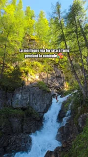 Une via ferrata facile pour se rafraichir ! 🥵
Tu n'en peux plus des fortes chaleurs ? Bienvenue sur le sentier de la Combe, un itinéraire qui se trouve à l'emplacement d'un ancien glacier. Fraîcheur garantie ! 🧊
Informations pratiques :
🧗🏼♀️ Via Ferrata de la Combe
📍 Puy-Saint-Vincent
💰 Accès gratuit
➡️ 5 minutes d’approche
⬅️ 30 minutes
⌛ 1h
💪🏼 F
📏 400 m
👶🏼 À partir de 6 ans
Bon à savoir :
Avec ses 9 passerelles et échelles, ce parcours est très accessible tout en étant vraiment ludique. C'est l'idéal pour une première via ferrata où pour découvrir l'activité en famille !
Toi aussi tu rêves d'un peu de fraicheur ? 🥵
#viaferrata #ecrins #vallouise #puysaintvincent #hautesalpes