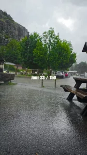 6ème semaine d'aventure ! ⛈️

35 jours sur la Via Alpina, 405 km de parcourus ! 🥾

Reprise en douceur cette semaine, on doit jongler entre la canicule et les orages, ça nous laisse peut de temps pour marcher chaque jour... 🥵

💪🏼 Le programme de la semaine :

🐒 Via Corda de l'Aiguille Rouge 

Un parcours côté K2 avec une ambiance très montagne ! Corde, baudrier, dégaines et casque obligatoires. 

🧗🏼‍♀️ Grande voie Croz del Rifugio : Mitica Iva

Pas un coup de cœur mais on a grimpé à l'ombre et ça c'est le plus important en ce moment...

📍 Nos coups de cœur cette semaine : 

🩵 Lac de l'Eychauda 

Un des plus beaux lacs du massif des Écrins, il est particulièrement incroyable lorsqu'il est en dégel.

🏘️ Névache

Ce grand village réparti en 8 hameaux a conservé un patrimoine exceptionnel. C'est le camp de base idéal pour explorer le massif des Cerces.

🇮🇹 La vallée Étroite 

Sommes-nous en Italie ? La vallée est devenue française en 1947 mais elle a gardé son âme italienne. 

💚 Lac Vert

Les algues qui tapissent le fond de ce lac aux eaux translucides lui donnent une couleur toute particulière. Un petit havre de paix ! 

👉🏼 Prêt à nous suivre dans l'aventure ? Abonne-toi à @explore_a_perte_de_vue !

🥾 Fiers de faire partie de la team @snowleader74 & @eider.outdoor

#viaalpina #trek #cerces #nevache #orage