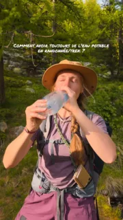 Nos astuces pour ne pas manquer d'eau en randonnée 💧

1. On utilise une gourde filtrante, c'est super facile d'utilisation et ça filtre toutes les bactéries. Si on part à l'étranger on prend une pompe qui filtre aussi les virus. 

2. Quand on a un point d'eau, on check la carte pour vérifier à quelle distance se trouve le prochain et on adapte la quantité en fonction. 

3. On peut boire de la neige fondue mais pas trop longtemps. Pour cela, on creuse un petit trou et on récupère la neige propre et bien sûr on la filtre. 

4. Dans certains massifs comme le Vercors, une page internet dediée donne les infos actualisées sur l'écoulement des sources. 

5. On pense bien à faire le plein d'eau avant d'arriver au bivouac si il n'y en a pas sur place car c'est là qu'on consomme le plus. 

Tu as d'autres astuces ou questions ? Dis nous tout en commentaire ! 💦

👉🏼 Abonne-toi à @explore_a_perte_de_vue pour découvrir d'autres conseils rando/trek ! 

👉🏼 Nos gourdes filtrantes sont disponibles sur @snowleader74

#randonnée #trek #eaupotable #trekking #alpes