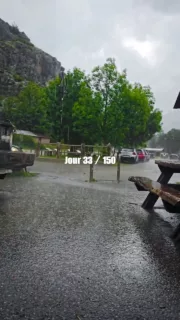 6ème semaine d'aventure ! ⛈️

35 jours sur la Via Alpina, 405 km de parcourus ! 🥾

Reprise en douceur cette semaine, on doit jongler entre la canicule et les orages, ça nous laisse peut de temps pour marcher chaque jour... 🥵

💪🏼 Le programme de la semaine :

🐒 Via Corda de l'Aiguille Rouge 

Un parcours côté K2 avec une ambiance très montagne ! Corde, baudrier, dégaines et casque obligatoires. 

🧗🏼‍♀️ Grande voie Croz del Rifugio : Mitica Iva

Pas un coup de cœur mais on a grimpé à l'ombre et ça c'est le plus important en ce moment...

📍 Nos coups de cœur cette semaine : 

🩵 Lac de l'Eychauda 

Un des plus beaux lacs du massif des Écrins, il est particulièrement incroyable lorsqu'il est en dégel.

🏘️ Névache

Ce grand village réparti en 8 hameaux a conservé un patrimoine exceptionnel. C'est le camp de base idéal pour explorer le massif des Cerces.

🇮🇹 La vallée Étroite 

Sommes-nous en Italie ? La vallée est devenue française en 1947 mais elle a gardé son âme italienne. 

💚 Lac Vert

Les algues qui tapissent le fond de ce lac aux eaux translucides lui donnent une couleur toute particulière. Un petit havre de paix ! 

👉🏼 Prêt à nous suivre dans l'aventure ? Abonne-toi à @explore_a_perte_de_vue !

🥾 Fiers de faire partie de la team @snowleader74 & @eider.outdoor.
