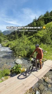 Que faire en Haute Tarentaise en dehors des stations ? Guide pratique des activités à faire en été ☀️
🚵🏼♀️ Descendre l'itinéraire de la Fario en VTTAE
Cet itinéraire balisé et accessible aux débutants en VTT peut être réalisé dans un sens ou dans l'autre. Évidemment, on a préféré le faire dans le sens de la descente : peu d'effort et beaucoup de plaisir !
Départ : Tignes-les-Boisses
Arrivée : Bourg-Saint-Maurice
Détails : 40 km / 750 m D+ / 1 780 m D-
🌼 Se promener dans la réserve naturelle des Hauts de Villaroger
On y recense 1 006 espèces animales et végétales. Tu peux parcourir les sentiers aménagés en totale autonomie ou assister aux sorties à thème pour en apprendre plus sur cet écosystème exceptionnel.
-> Visites guidées gratuites le mardi et jeudi.
⛰️ Découvrir l'histoire fascinante du col du Petit-Saint-Bernard
Il marque la frontière entre la France et l'Italie. Fréquenté dès l'Antiquité, son histoire est particulièrement riche. Pour prolonger l'expérience, on peut passer la nuit à l'hospice fondé par Saint Bernard au XIᵉ siècle.
-> Visites guidées sur l'histoire du col sur inscription auprès de l'Office de Tourisme.
🧀 Déguster le meilleur fromage du monde à la coopérative laitière de Bourg-Saint-Maurice
C'est le meilleur endroit pour acheter du bon fromage (dont le fameux Beaufort AOP) et en apprendre davantage sur sa fabrication grâce à l'espace musée.
-> Visite libre et gratuite tous les jours de 10h à 18h.
🥾 Faire un trek dans les montagnes de la Tarentaise
Savais-tu qu'il existe un grand trek qui fait tout le tour de la région ? On a marché sur l'étape 6 et ça nous a donné envie de revenir pour parcourir le reste du sentier !
Grand Tour de Tarentaise : 240 km
Étape 6 (col du Petit-Saint-Bernard - refuge de l'Archeboc) : 17 km / 1 280 m de dénivelé
🏨 Dormir au Base Camp Lodge de Bourg-Saint-Maurice
On a adoré l'ambiance de cet hôtel ! Des chambres confortables aux dortoirs, il y en a pour toutes les envies et tous les budgets.
💬 Tu es déjà venu dans la région ou tu comptes y venir ? Dis-nous tout en commentaire !
Collaboration commerciale avec @destinationhautetarentaise 🩵
#alpes #savoie #tarentaise #vtt #randonnée