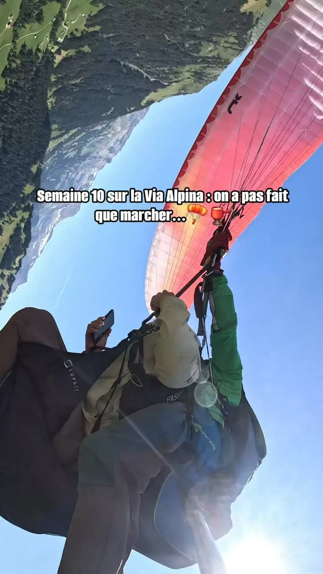 10 ème semaine d'aventure, 757 km de parcourus ! 🥾

Bonne nouvelle ! Marvin a réussi à réparer son matelas ! Première semaine entièrement en Suisse, les paysages sont à la hauteur de nos attentes et c'est super agréable de randonner dans ce pays où tout va toujours bien ! 🇨🇭

On a rejoint Gstaad où l'on a fait une pause bien méritée avec un super programme concocté avec amour par @gstaad_official. ♥️

Qu'est-ce qu'on a fait cette semaine ?

🧗🏼‍♀️ Grande voie sur le Miroir d'Argentine 

On rêvait depuis notre passage ici l'année dernière : on a enfin grimpé cette gigantesque paroie qui brille sous le soleil du soir. 
Inferno : TD 6c>6a+ A0 II P1 / 400m / NW

🫕 Fondue dans un caquelon géant 

Le principe ? On récupère un sac avec tout le nécessaire pour la fondue et on grimpe en haut de la montagne pour rejoindre un caquelon XXL avec vue. Expérience validée !

🪂 Parapente biplace au-dessus de Gstaad

Définitivement le meilleur moment de la semaine ! Quel plaisir de voler au-dessus des montagnes... Marvin a fait le plein de sensations pendant que je pilotait tranquillement pendant une bonne partie du vol. C'est quand qu'on recommence @paragliding_gstaad ?

😴 Repos dans un magnifique hôtel 

Deux nuits au @huusgstaad à dormir et manger comme des fous. Quand ça fait plus de 2 mois qu'on dort dehors et qu'on mange des pâtes et des lyophilisés, il n'y a vraiment rien de plus agréable ! 

👉🏼 Encore 3 mois à pied dans les Alpes, abonne-toi à @explore_a_perte_de_vue pour suivre nos aventures !

🥾 Fiers de faire partie de la team @snowleader74 & @eider.outdoor. 

#viaalpina #gstaad #trek #swisshiking #climbing