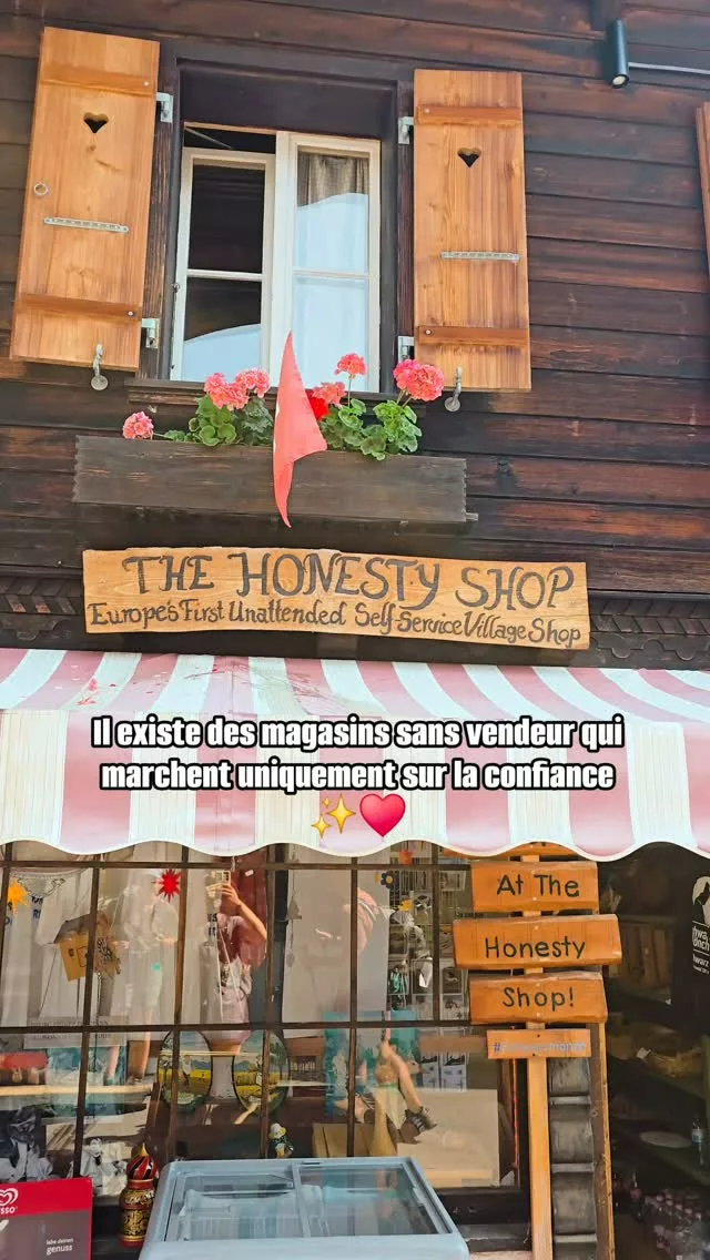Dans un monde parfait, tout est possible ! ✨🇨🇭

En Suisse, on trouve des petits magasins et des frigos en libre service, un peu partout. Tu prends ce que tu veux et tu mets l'argent dans une petite caisse prévue à cet effet. 

Un système qui marche sur la confiance ! 

On est actuellement en train de traverser les Alpes à pied et c'est toujours un plaisir de pouvoir s'acheter son petit bout de fromage sur les sentiers de randonnée 🤤🧀

👉🏼 Abonne-toi à @explore_a_perte_de_vue pour suivre nos aventures en Suisse et dans toutes les Alpes ! 🌄

#suisse #swissalps #viaalpina #switzerland #swisshiking