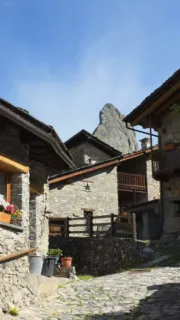 Chiappera, un village à l'atmosphère singulière situé au pied de Roca Provencal, une montagne à la forme de dent de requin qu’on a ADORE grimper.
Nous vous conseillons fortement la visite, un séjour, des randonnées et de l’escalade là bas.
Nous en sommes certains, nous y reviendrons.
Vous connaissiez ?
#viaalpina #trek #hike #thruhike #randonnée