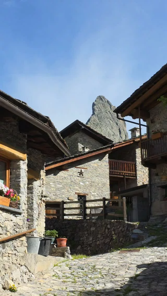Chiappera, un village à l'atmosphère singulière situé au pied de Roca Provencal, une montagne à la forme de dent de requin qu’on a ADORE grimper.
Nous vous conseillons fortement la visite, un séjour, des randonnées et de l’escalade là bas.
Nous en sommes certains, nous y reviendrons.
Vous connaissiez ?
#viaalpina #trek #hike #thruhike #randonnée