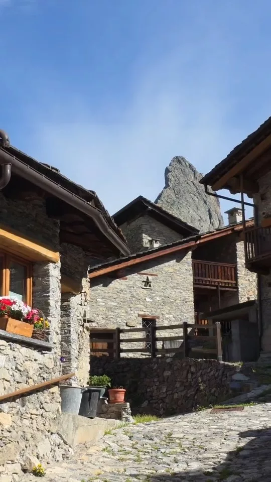 Chiappera, un village à l'atmosphère singulière situé au pied de Roca Provencal, une montagne à la forme de dent de requin qu’on a ADORE grimper.

Nous vous conseillons fortement la visite, un séjour, des randonnées et de l’escalade là bas. 

Nous en sommes certains, nous y reviendrons. 

Enregistre ce réel pour visiter cette pépite ! 

#viaalpina #trek #hike #thruhike #randonnée