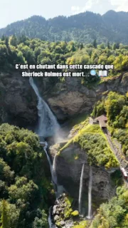 Reichenbach : c'est ici que Sherlock Holmes est mort ! 🔍📖
Dans un ultime combat, le célèbre héro à basculé dans les impressionnantes chutes de Reichenbach !
On peut y accéder par un petit funiculaire en bois datant de 1899.
Les chutes de Reichenbach se situe à Meiringen, la ville de la Meringue. Il faut absolument déguster notre dessert suisse préféré : meringue + double crème + glace vanille + coulis de fruits rouges 🤤
Infos pratiques :
📍Meiringen
🇨🇭 Canton de Berne
🅿️ Alpbachstrasse (payant)
🥾 Accès à pied : 1h30 aller retour / 250 m+
🚞 Accès en funiculaire : aller-retour CHF 15 / simple CHF 10
Qui a déjà vu/lu Sherlock Holmes ? 😄
#sherlockholmes #reichenbach #hasliberg #cascade #suisse