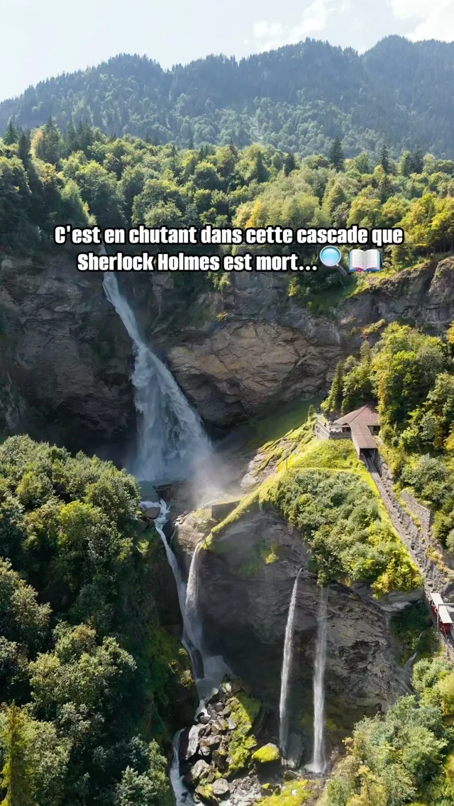 Reichenbach : c'est ici que Sherlock Holmes est mort ! 🔍📖
Dans un ultime combat, le célèbre héro à basculé dans les impressionnantes chutes de Reichenbach !
On peut y accéder par un petit funiculaire en bois datant de 1899.
Les chutes de Reichenbach se situe à Meiringen, la ville de la Meringue. Il faut absolument déguster notre dessert suisse préféré : meringue + double crème + glace vanille + coulis de fruits rouges 🤤
Infos pratiques :
📍Meiringen
🇨🇭 Canton de Berne
🅿️ Alpbachstrasse (payant)
🥾 Accès à pied : 1h30 aller retour / 250 m+
🚞 Accès en funiculaire : aller-retour CHF 15 / simple CHF 10
Qui a déjà vu/lu Sherlock Holmes ? 😄
#sherlockholmes #reichenbach #hasliberg #cascade #suisse