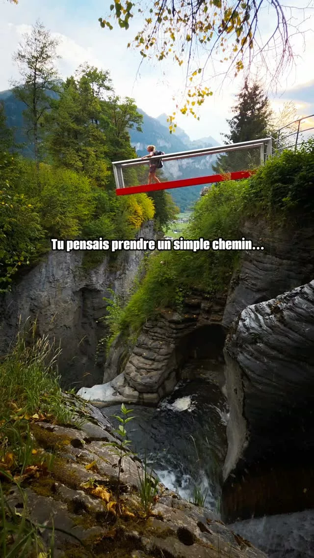 Gorges de l'Alpbach, sentier du vertige 😨

À mi chemin entre le simple sentier de randonnée et la via ferrata, il ne vaut mieux pas avoir le vertige pour réaliser cette courte ascension dans des gorges profondes. 😯

Le pont et la passerelle suspendue sont particulièrement impressionnants ! 🫣

Infos pratiques : 

📍Meiringen
🇨🇭 Canton de Berne 
🅿️ Talstation Alpbach
➡️ Accès 15 min
🥾 Gorges 20 min
⤵️ Retour 30 min
🧗🏼‍♀️ Possibilité d'utiliser une sangle de via ferrata pour plus de sécurité

Toi aussi tu aimes ce genre de sentier ? 🐐

#viaferrata #haslital #meiringen #randonnée #gorges