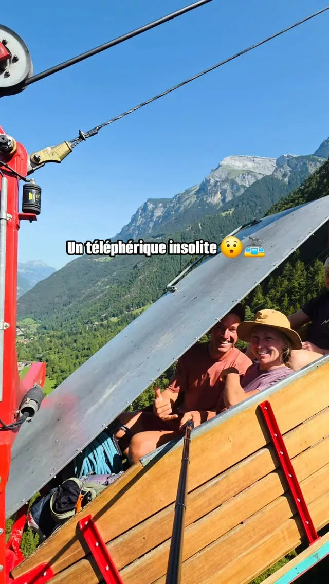 Les mini téléphériques du canton d'Uri 🥰🚡

Pas moins de 30 téléphériques aussi minuscules que celui-ci peuvent être empruntés par les randonneurs. Construits pour rejoindre les fermes d'alpage, c'est devenu une activité insolite ! 🚡

Ici, c'est le téléphérique de Chilcherberg, on a adoré son look vintage, sa "cabine" à ciel ouvert et son fonctionnement familial ! 

Infos pratiques :

🚡 Chilcherberg
🤑 7 CHF / personne l'aller 
👥 Capacité de 4 personnes 
⌛ Duré du trajet : 7 minutes 
📅 Année de construction : 1974
🕒 7h00 à 21h00 en été (sur demande en hiver)

Trop mignon ce téléphérique, n'est-ce pas ? 🥰

#telepherique #uri #suisse #switzerland #alpes
