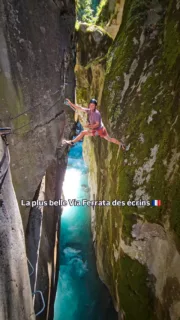Une via ferrata dans des gorges impressionnantes !

Surplombant le tumultueux torrent du Gyr, le parcours des gorges d'Ailefroide ne laisse personne indifférent ! 

En deux parties, l'itinéraire est composé d'une section facile-initiation et d'une deuxième section plus sportive et particulièrement impressionnante. 

Informations pratiques :

🧗🏼‍♀️ Via Ferrata des gorges d'Ailefroide 
📍 Vallouise-Pelevoux
💰 Accès gratuit
➡️ 5 minutes d’approche 
⬅️ 15 minutes
⌛ 1h30
💪🏼 PD/D+
📏 650 m
🐒 5 passerelles et ponts de singe

👉🏼 Abonne-toi à @explore_a_perte_de_vue pour découvrir d'autres idées de via ferrata et sorties montagne !

#viaferrata #vallouise #ecrins #hautesalpes #ailefroide