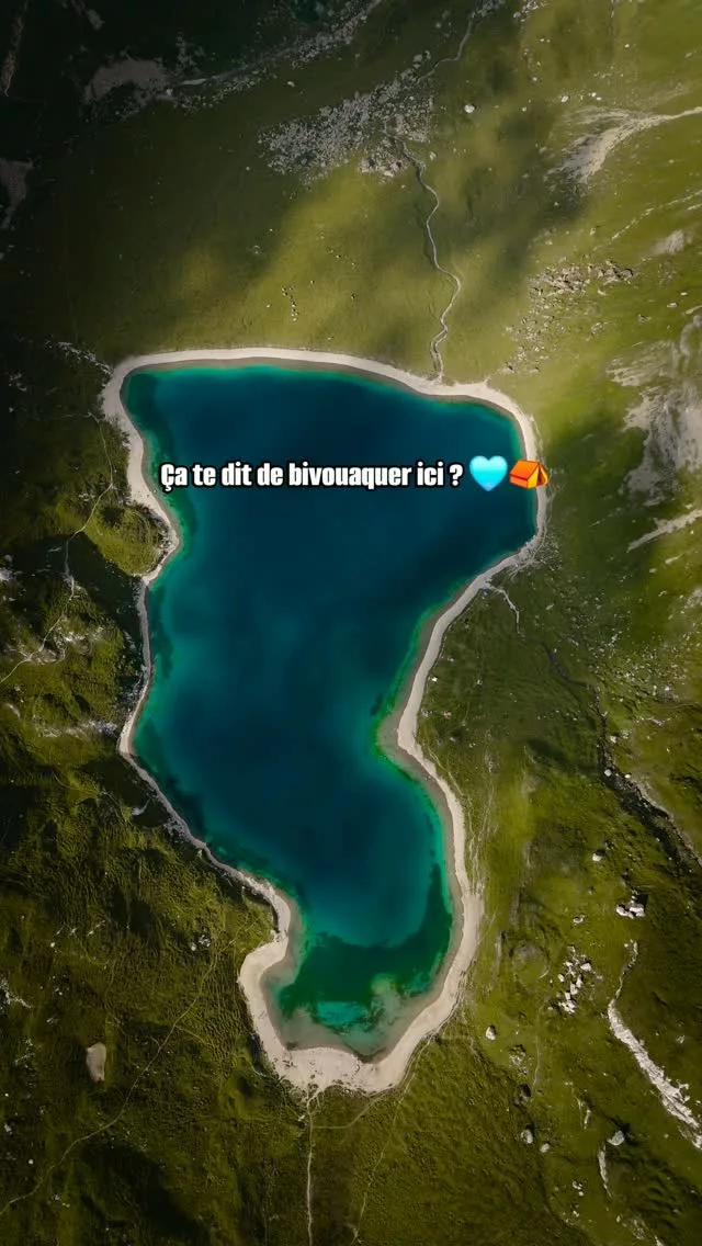 Seewlisee 🩵

C'est le plus grand et le plus profond lac de la région ! Tu peux bivouaquer à côté de cette petite merveille mais il faudra obtenir un permis payant au préalable. 

Nous y sommes seulement passés sans y bivouaquer mais le spot donnait vraiment envie !

Infos pratiques :

📍Canton d'Uri
⛰️ 2021m d'altitude 
⛺ Réservation obligatoire 
🤑 20 CHF/personne
🕒 Arrivée à 18h maximum pour le bivouac
🚾 Toilettes sur place 
🐕 Chiens autorisés tenus en laisse 
🥾 3h - 4,5km - 910m+ (depuis le téléphérique de Silenen)

Tu serais prêt à payer pour dormir ici où tu préfères les spots gratuits ? 🤑

#bivouac #alpes #trekking #randonnée #suisse
