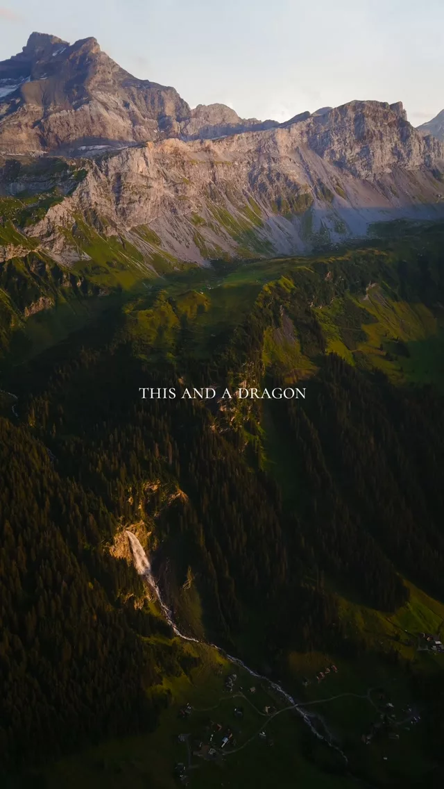 Pourquoi le Klausenpass est notre col préféré de Suisse 🥰

🌄 Les paysages sont grandioses surtout au coucher du soleil.

🚐 C'est un superbe endroit pour dormir en van, il y a aussi un autre super spot non loin dans la vallée d'Urnerboden. 

🧀 On peut y acheter du délicieux fromage dans un frigo en libre service.

🧗🏼‍♀️ C'est un superbe spot d'escalade aussi bien pour les grandes voies que pour la couenne.

💦 C'est juste à côté du célèbre village d'Äsch et de sa cascade Stäubifall. 

👉🏼 Suis-nous sur @explore_a_perte_de_vue pour découvrir d'autres lieux incontournables dans les Alpes. 🇨🇭🇫🇷🇮🇹🇦🇹

Et sinon, quand est-ce qu'on réintroduit les dragons ? 🐲😄

#suisse #dragon #alpes #uri #drone