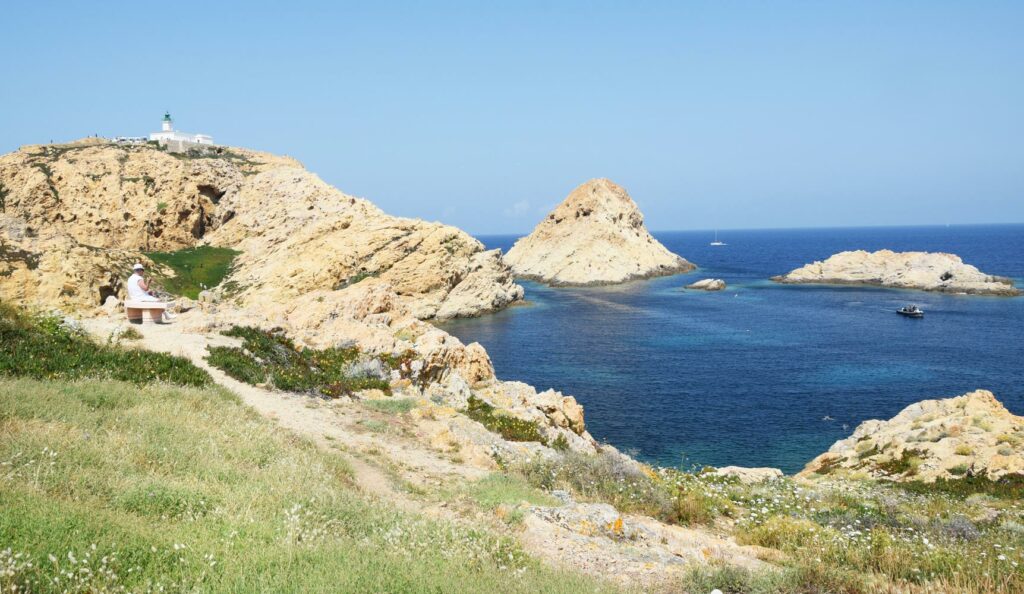 Visite de l'Ile Rousse en Haute-Corse. Que voir, que faire à Bastia ? Explore à Perte de Vue itinéraire de randonnée et de trek, voyage.