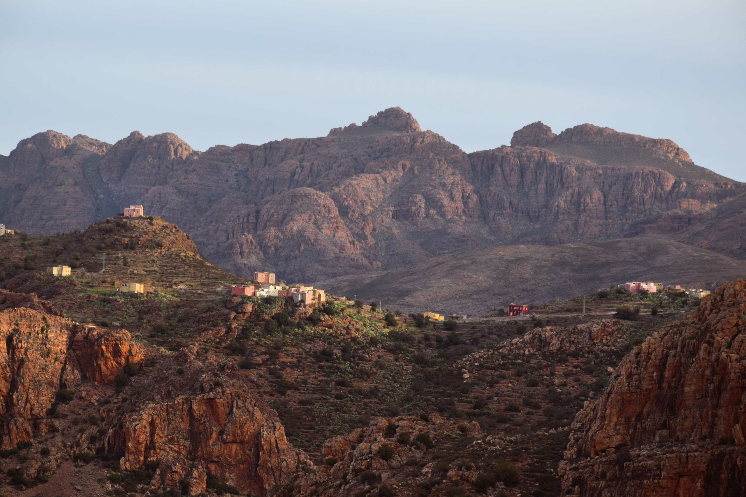 Montagnes du Maroc, couleurs rouge et orange, village perché dans les montagnes de l'Anti-Atlas près de Tafraoute