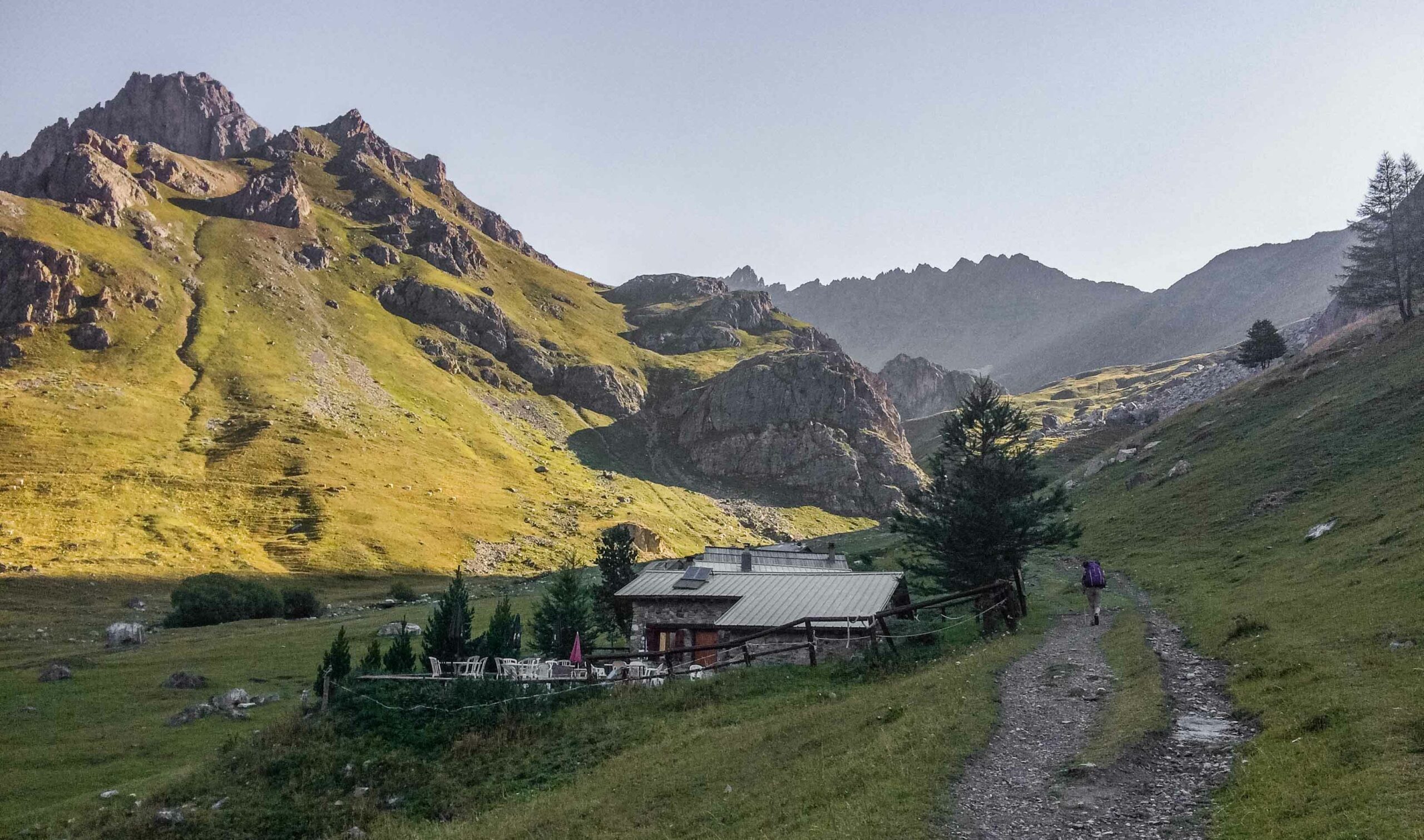 Paysage de montagne lumière du matin randonnée dans les Alpes