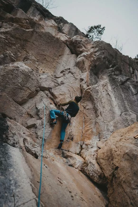 Escalade sportive, couenne à la falaise du Tuet en haute Savoie (Samoëns)