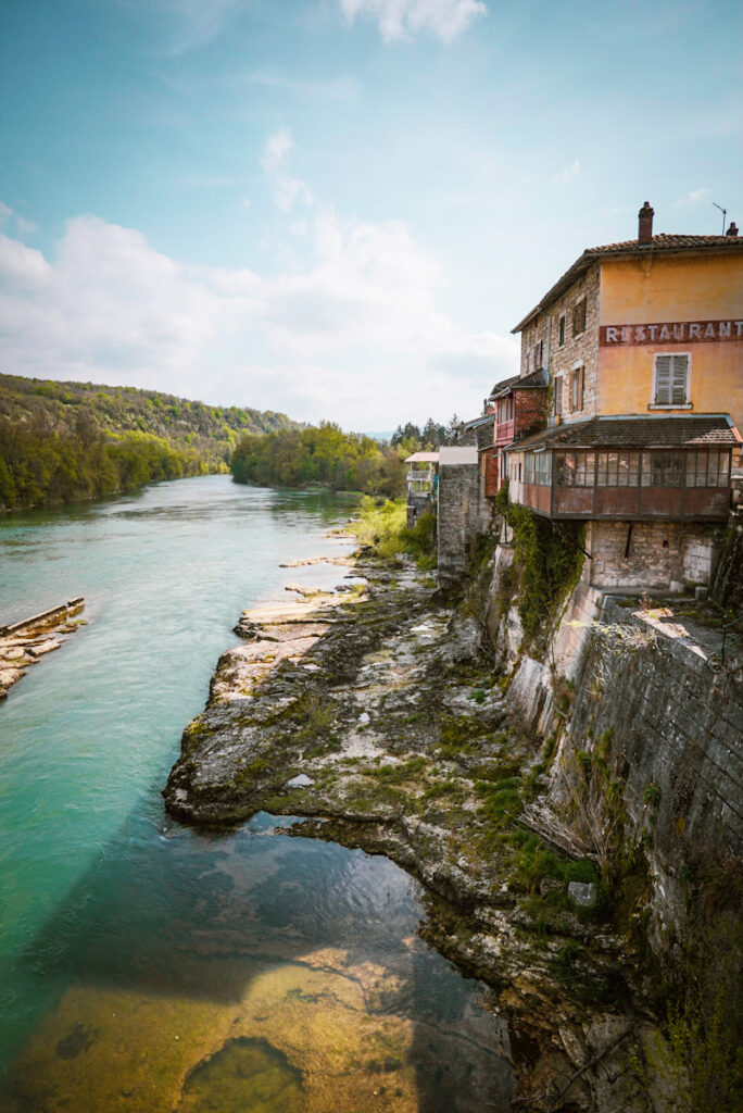 Randonnée dans l'Ain Neuville sur Ain et Poncin, Bugey. Explore à Perte de Vue blog itinéraire et conseils randonnée escalade trekking et voyage.