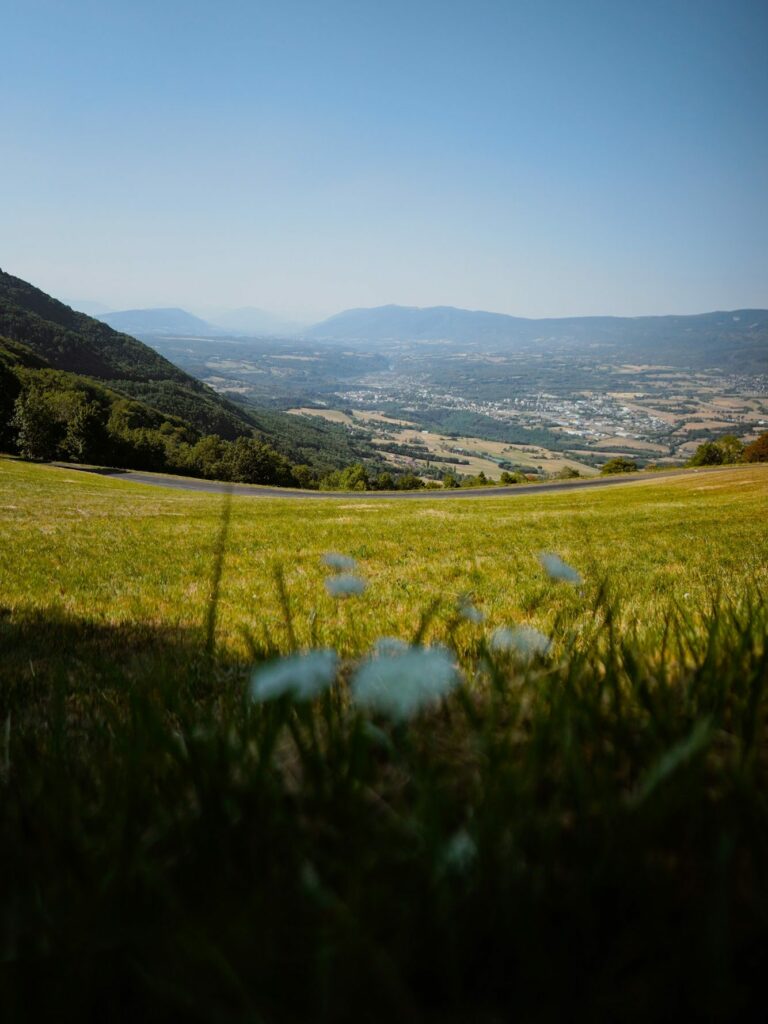 Randonnée dans l'Ain au Crêt de la Goutte massif du jura. Explore à Perte de Vue blog itinéraire et conseils randonnée escalade trekking et voyage.