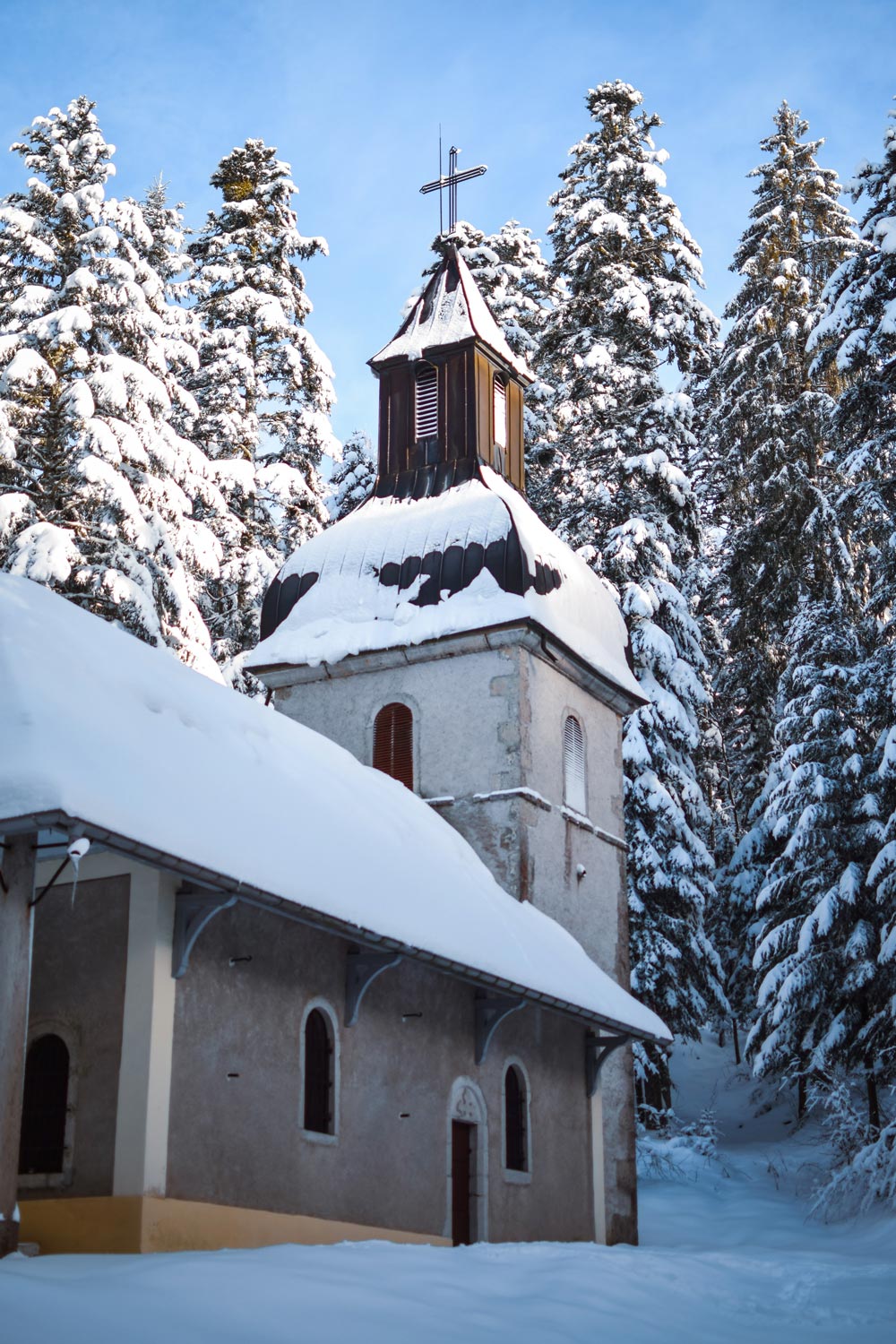 Randonnée hivernale, itinéraire et conseil à l'Haiea d'Amont station de la Praille dans l'Ain. Explore à Perte de Vue blog randonnée, trek et voyage.