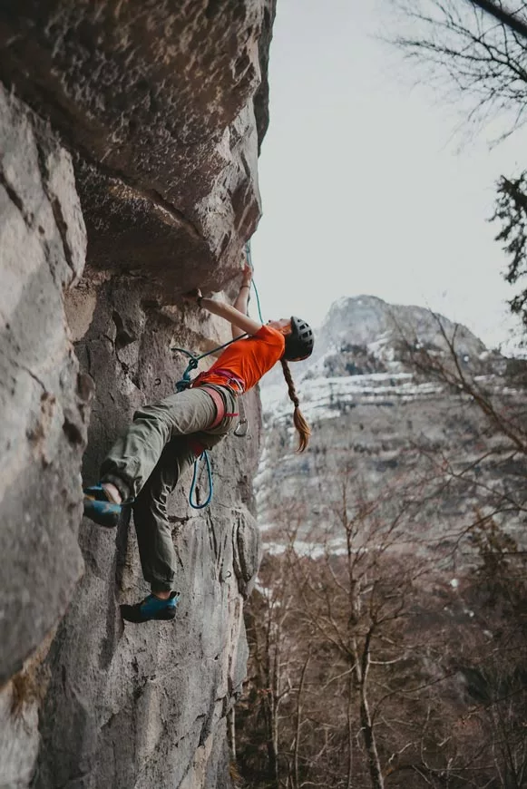 Escalade sportive, couenne à la falaise du Tuet en haute Savoie (Samoëns)