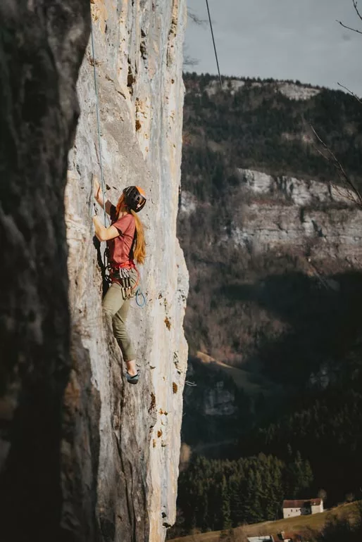 Escalade sportive en couenne dans le Vercors : falaise de la Crique