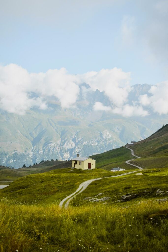 Randonnée alpine Cime du Laro, arrête, crête au Lac de Mont Cenis en Savoie Alpes, France.