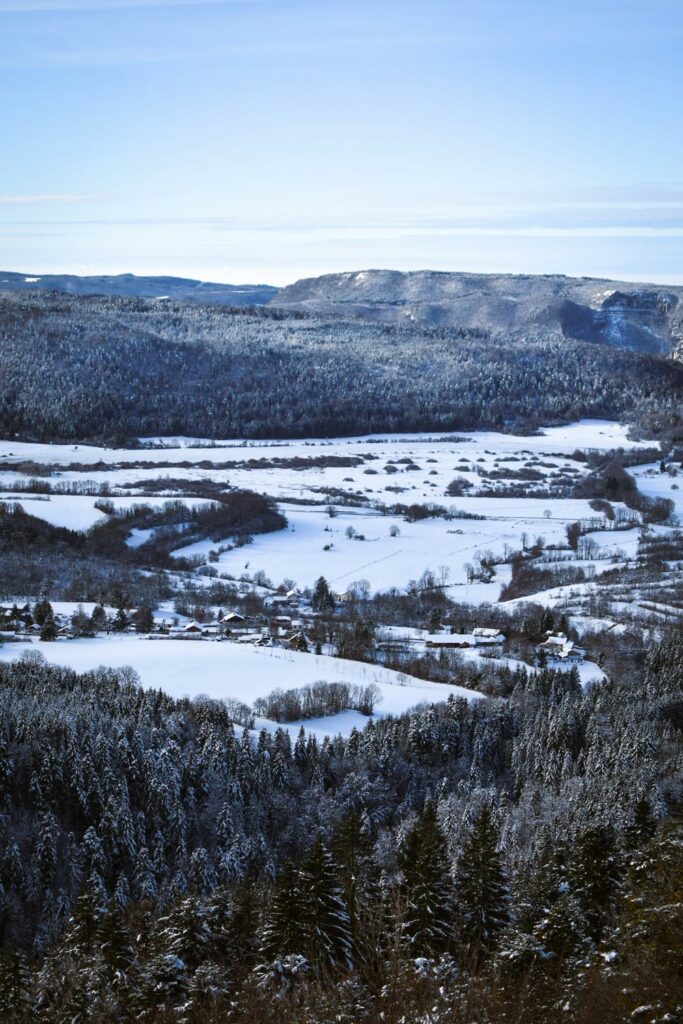 Randonnée hivernale, itinéraire et conseil à l'Haiea d'Amont station de la Praille dans l'Ain. Explore à Perte de Vue blog randonnée, trek et voyage.