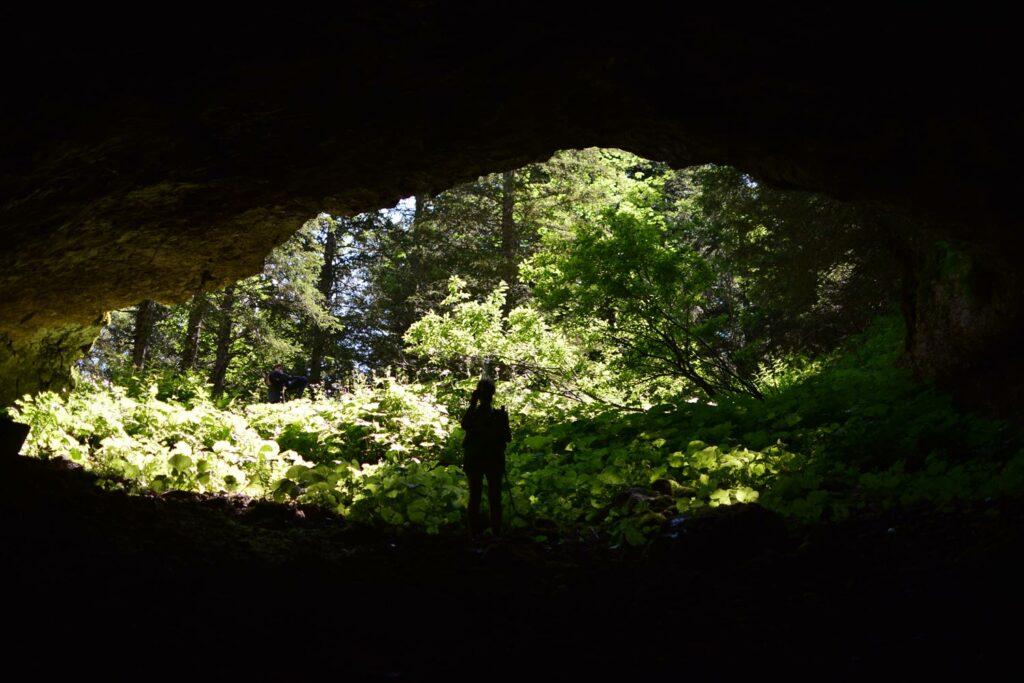 Des grottes et scialets à explorer. Randonnée à la Tête des Chaudières.