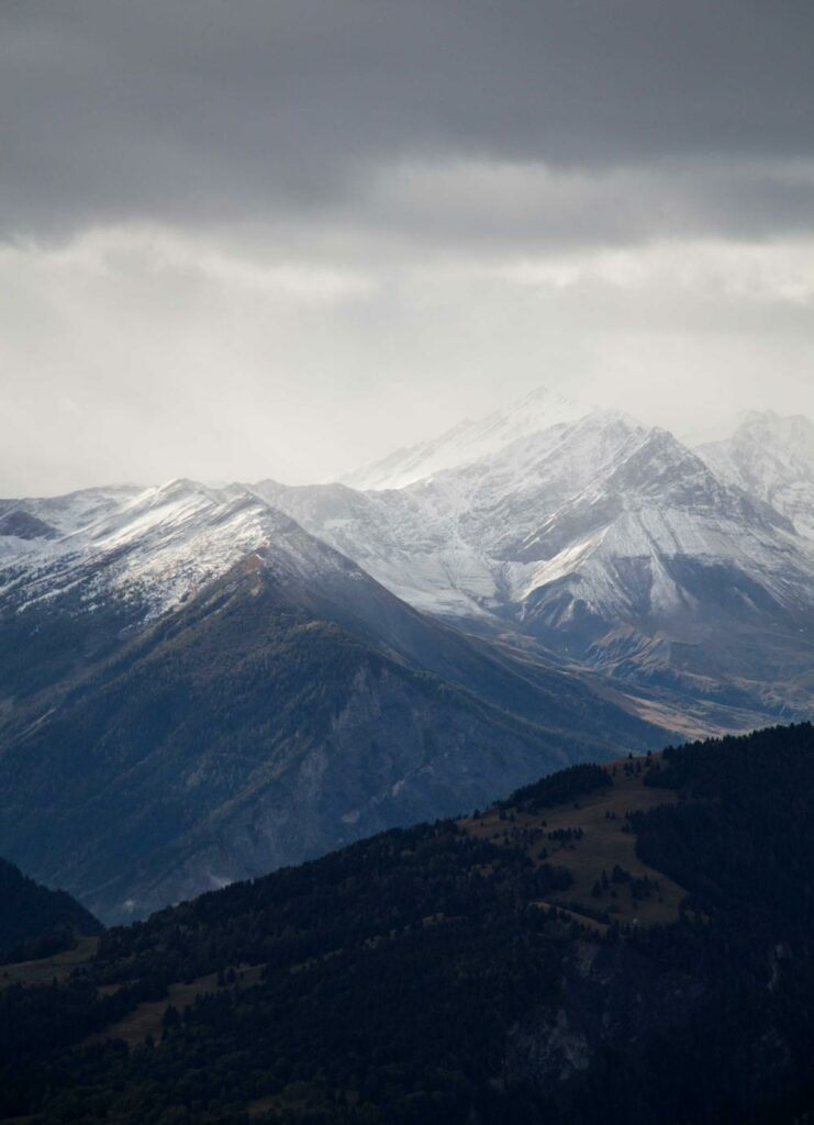 Randonnée dans le massif de la Lauzière en Savoie Alpes France. Vallée de Saint François Longchamps. Randonnée automne hiver.