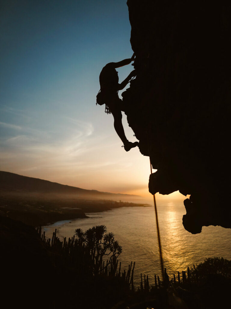 Escalade sportive en falaise à Vistamar couenne grimper sur l'île de Tenerife